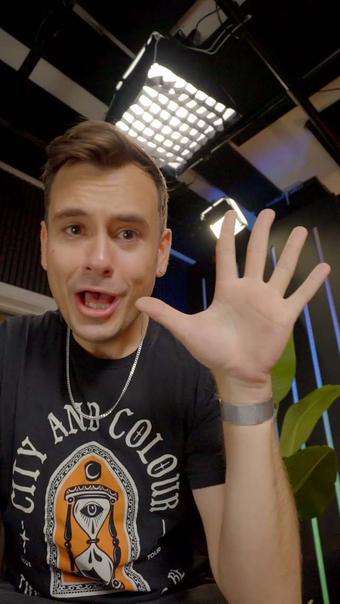 Opening frame of the Look at my hand video hook